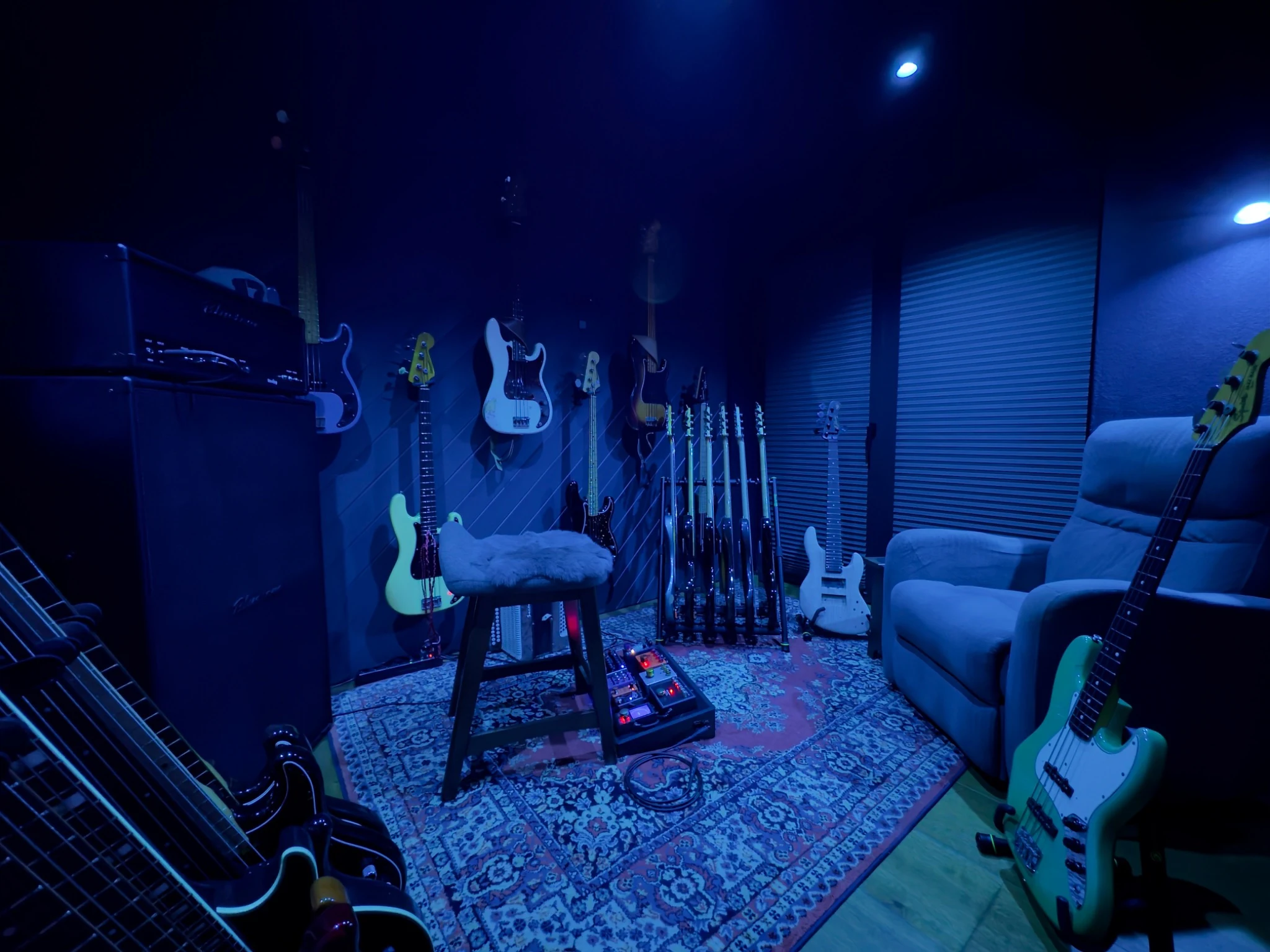 Gruuvik Chamber, a private room for basses