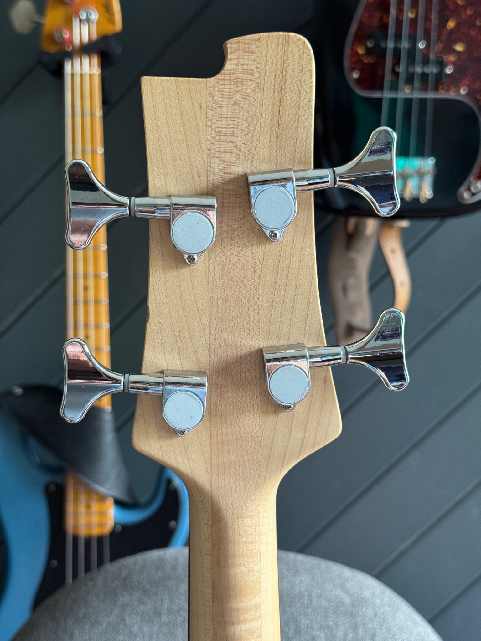 Rear of the headstock and tuner arrangement